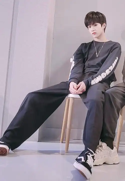 这大长腿马上就要溢出屏幕了@时代少年团-刘耀文   0