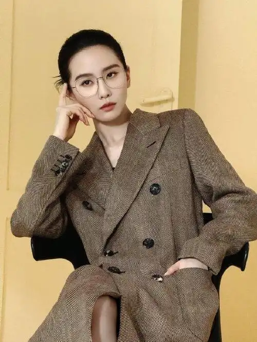 刘诗诗费加罗四月刊封面,金丝眼镜造型好a好飒,麻辣女教师有了脸