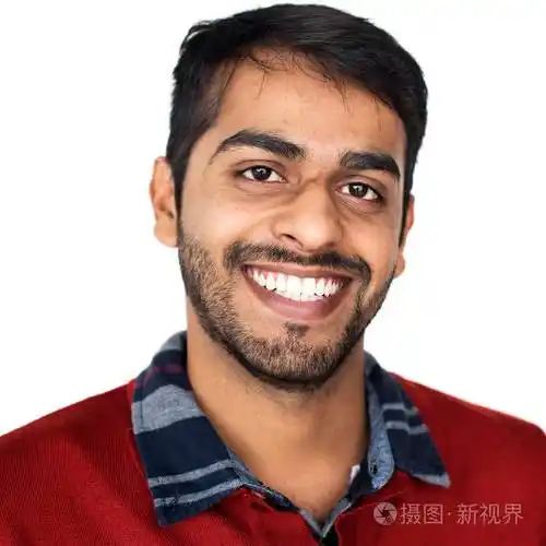 印度族裔的男人微笑着