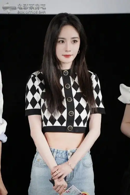 杨幂##杨幂的裤腰大了#杨幂的身材真的太棒了,她的腰细得连大的裤子