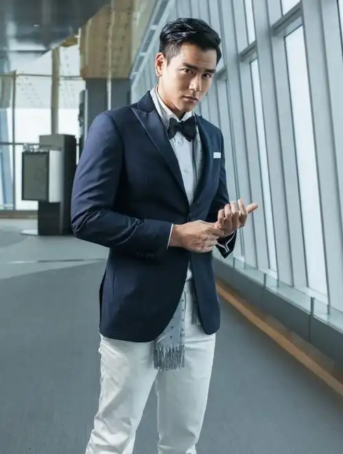 彭于晏的西装造型有多绝深色西装配上背头发型沉稳内敛有涵养