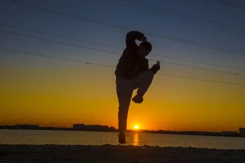 训练,迎着太阳奔跑