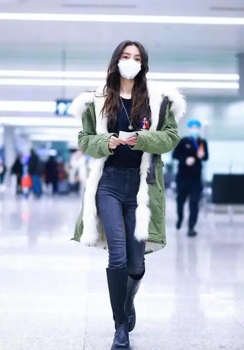 杨颖穿大衣的眼光真高军装大衣拼接毛边配皮靴减龄还显气质