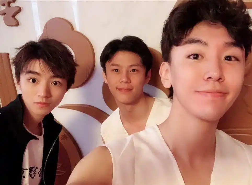 再遭网红滤镜荼毒?王俊凯与同学合影秒变大眼尖下巴