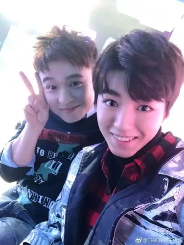 [王俊凯][新闻]171220 王俊凯发博祝小董生日快乐 同框自拍笑容灿烂