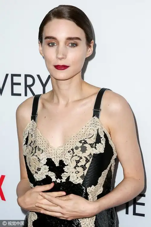 鲁妮-玛拉蕾丝吊带裙配红唇 性感秀迷人锁骨