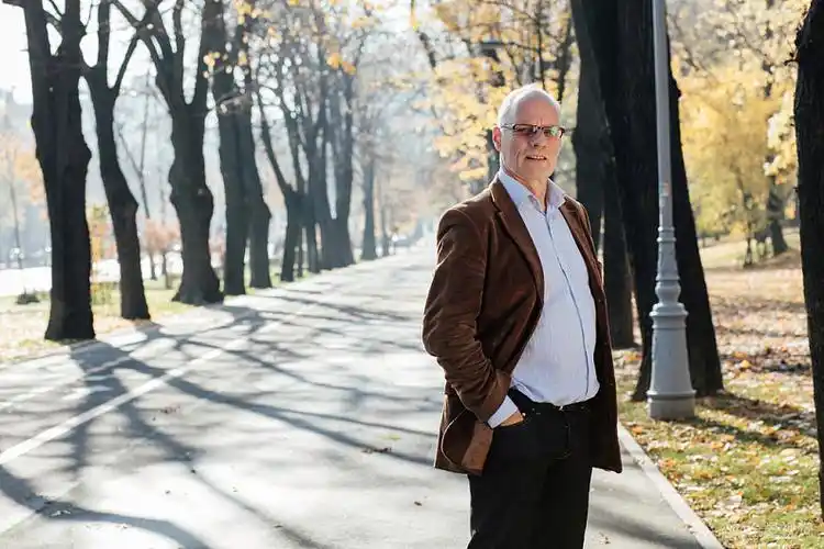 老人_优雅_衣服_站立_户外_老_男人_街道_背影_高清图片_全景视觉