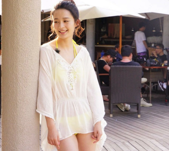 李沁旅拍度假心态好,穿连体泳装捂脸显娇羞