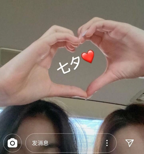 汪峰大女儿和好友过七夕还比心,15岁小苹果长相成熟五官神复制葛荟婕