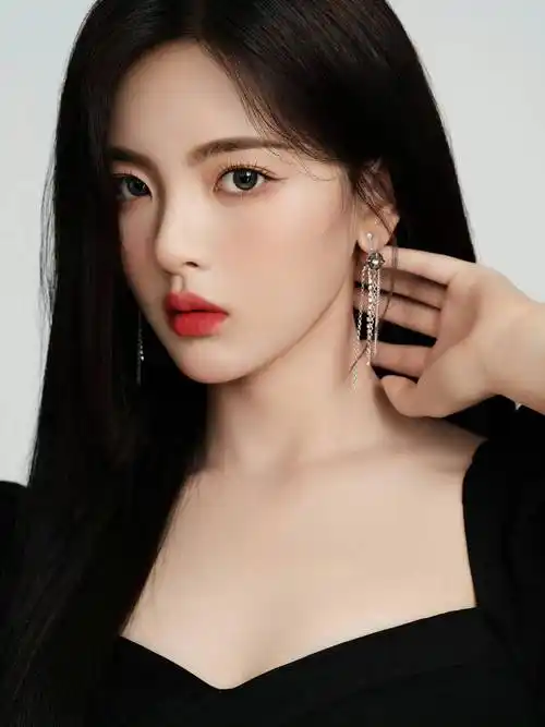 "锦鲤妹妹"杨超越写真:甜美时尚女神