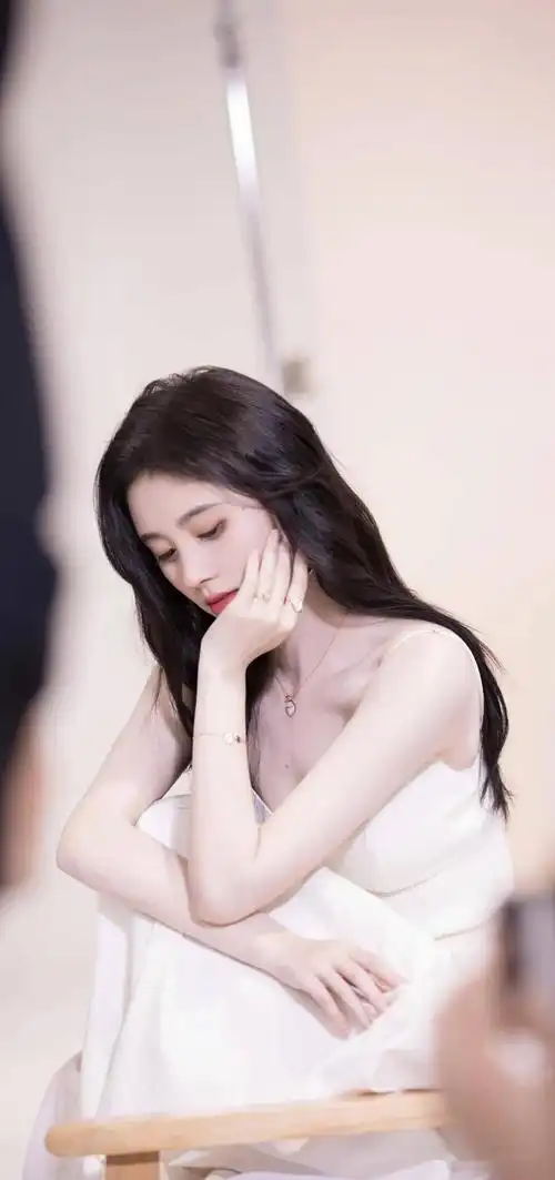 鞠婧祎自带柔光的温情小仙女如寻了许久的春光一笑便是了