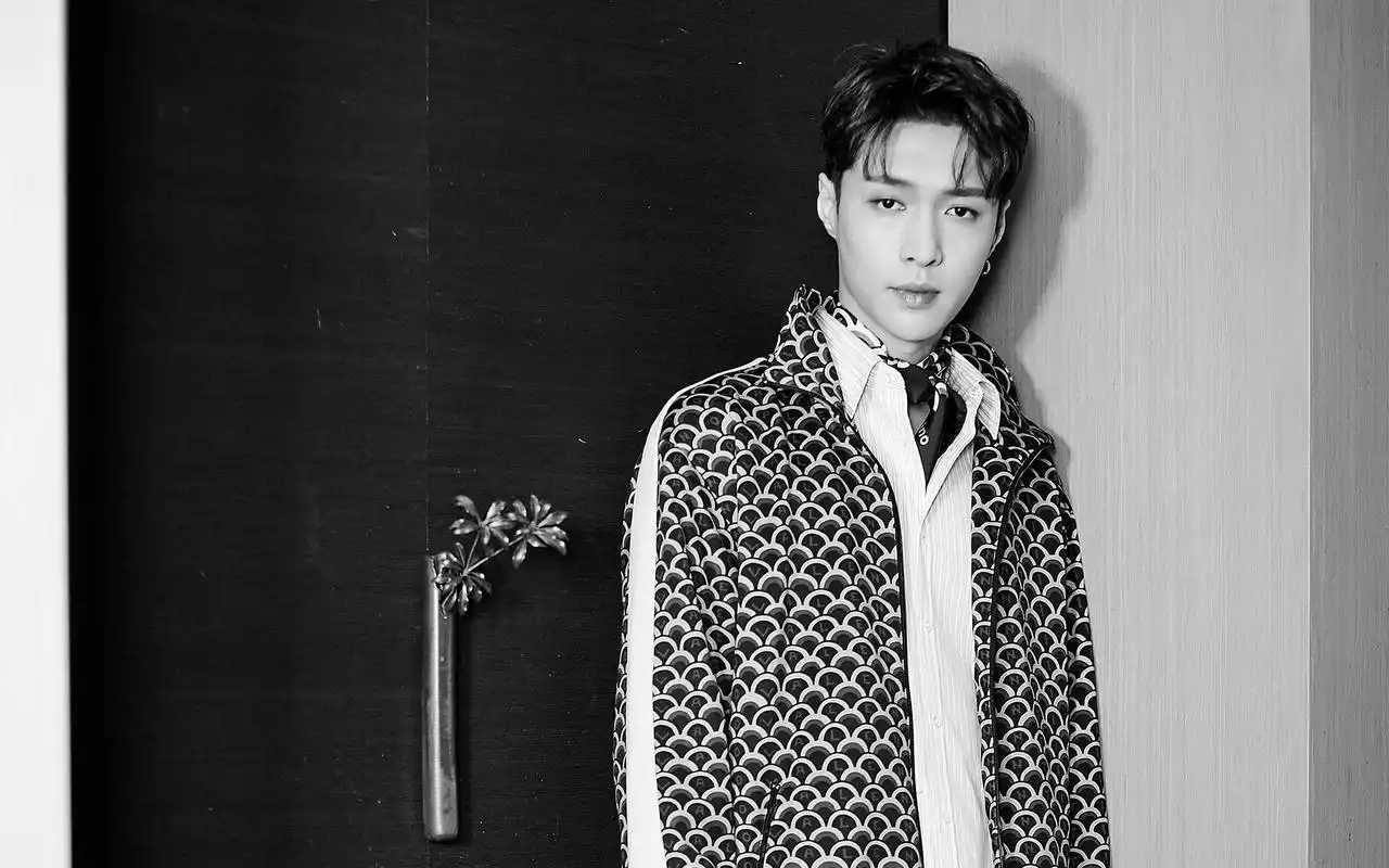 张艺兴黑白风帅气写真图片壁纸