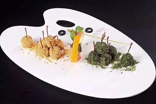 凉菜造型整齐美观的独特性,也俨然是餐桌上一道亮丽的风景,令人不忍下