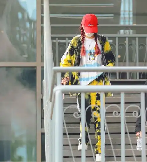 火箭少女101徐梦洁太潮了吧牛仔裤直接一刀剪掉有点厉害