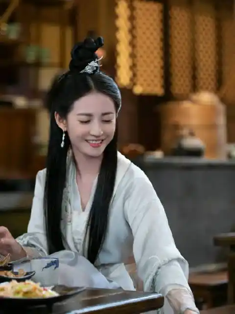 陈钰琪在新剧浮图缘里的步音楼秀丽多姿