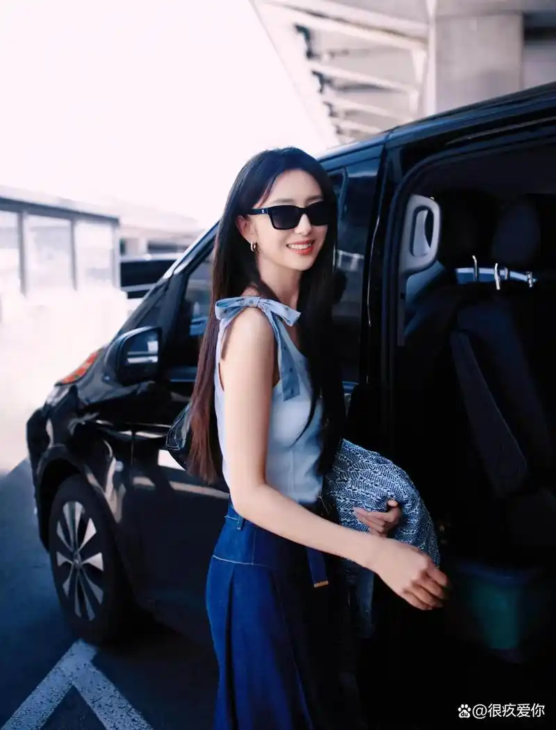 佟丽娅:长发飘飘的少女感!首次参加戛纳电影节很激动,笑容灿烂