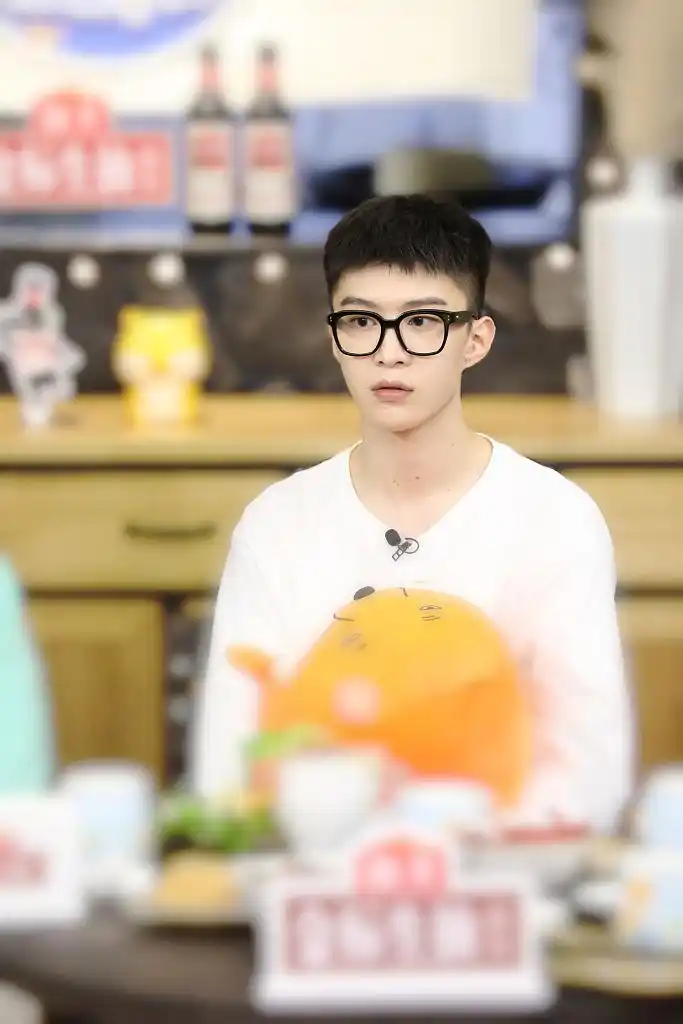 范丞丞青春环游记花絮曝光戴眼镜变校园王子帅气斯文