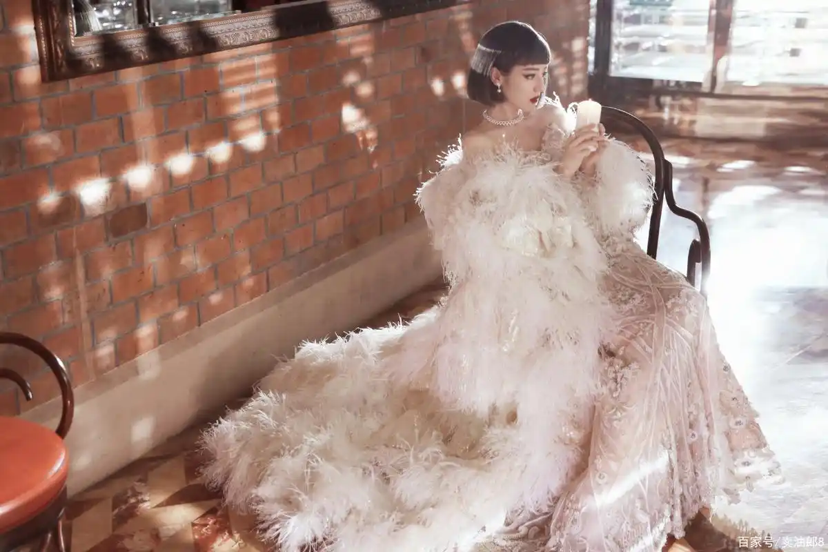 迪丽热巴以复古波波头和羽毛披衣出席活动