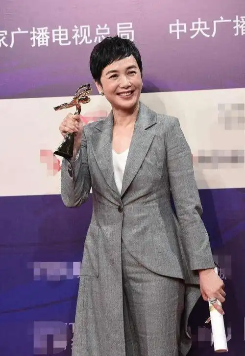 蒋雯丽荣获白玉兰奖曾为剧情1个月增重30斤2个月瘦24斤