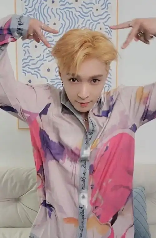 张艺兴[超话]##张艺兴爱豆发色##张艺兴cha了冻冻