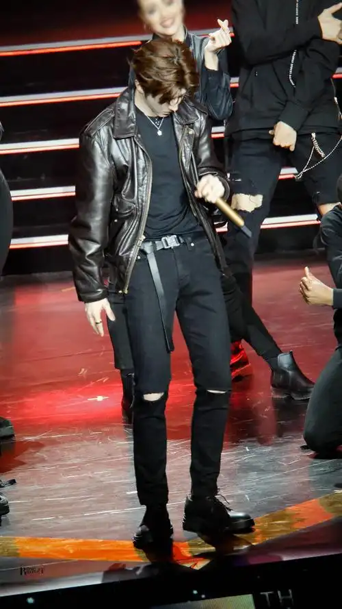 蔡徐坤的腿有这么长