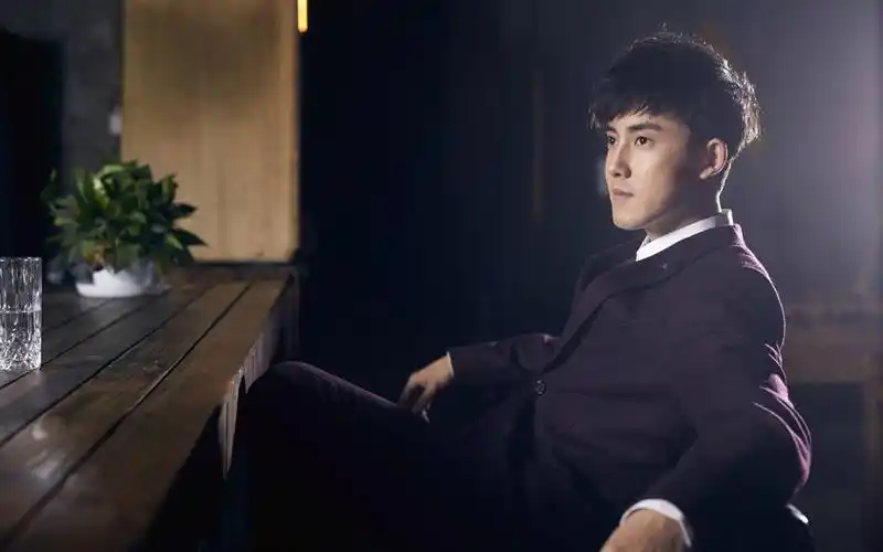 张睿帅气十足时尚杂志写真桌面壁纸