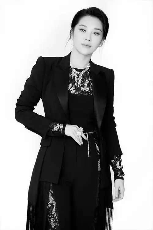 许晴穿黑色西装霸气外露 单手扶额秒变大姐大