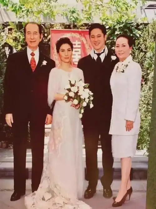 反观何超仪,和"港版木村拓哉"陈子聪确定恋爱关系不久后,就带他见了