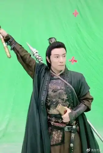 知名演员何中华低调拍戏仅住百元酒店多年来被误认为是港星