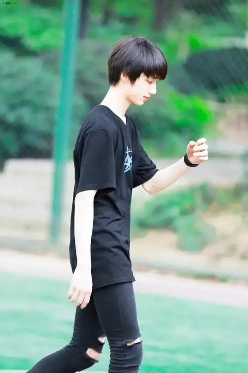 北电新生合影丁程鑫身高太矮其貌不扬女学员每个颜值都很高