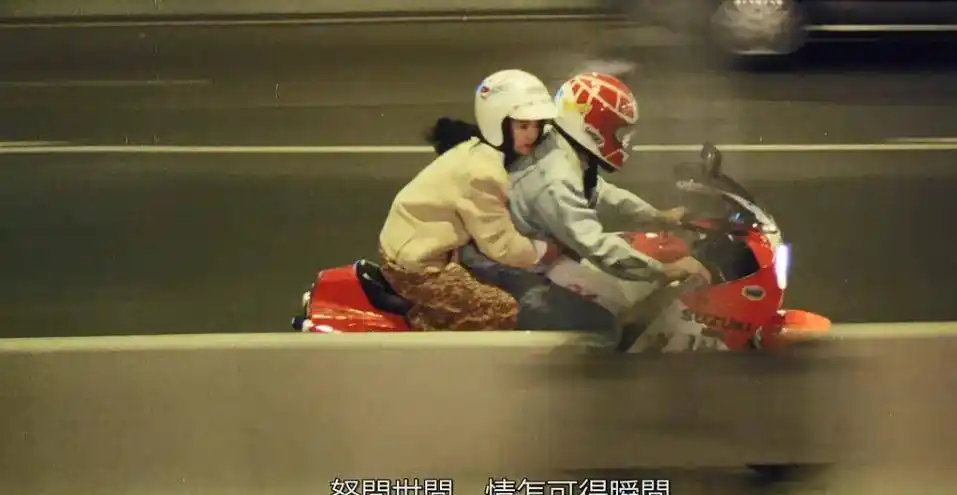 比如剧中出现的仿照《天若有情》中刘德华骑摩托车带人的镜头,就给人