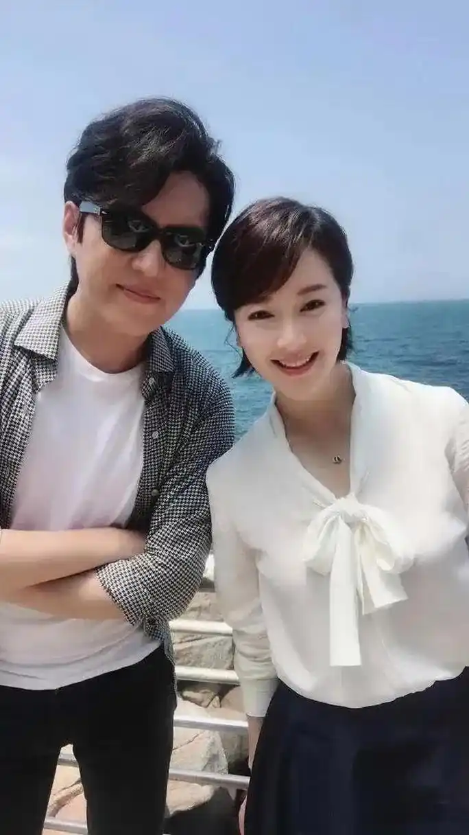 1米83的个子,西装革履,风度翩翩,潇洒帅气,左小青天生丽质,文雅娴静