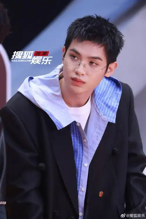 黄明昊我在横店打蓝球##我在横店打篮球##横篮惊喜友谊赛直播