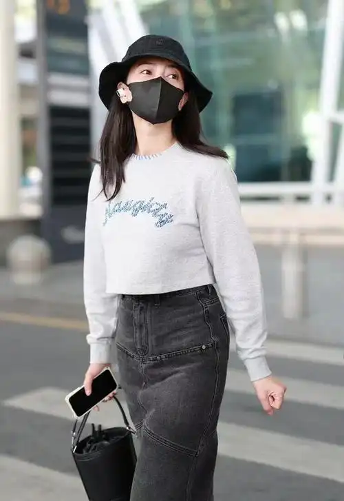 高圆圆优雅走机场,短款上衣搭配牛仔长裙,显高又减龄!