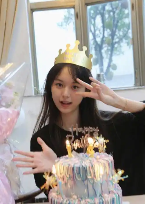 刘楚恬:2岁就年入百万,因太漂亮被"禁止整容",如今长成啥样_父母_观众