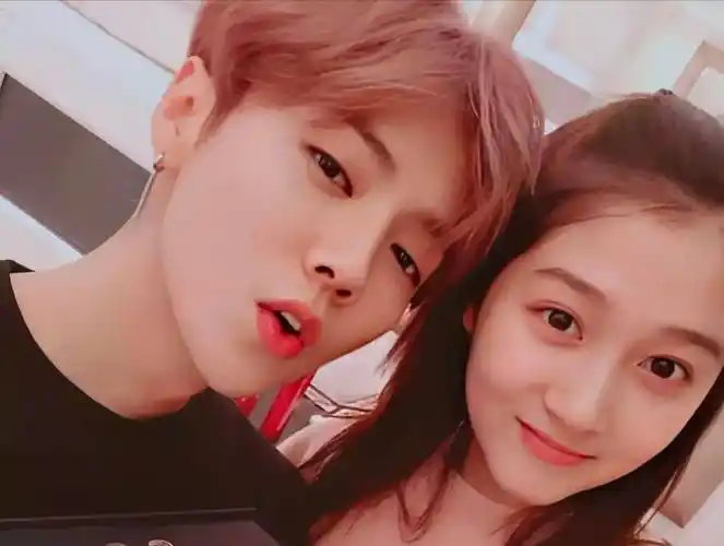 随着时间的推移,鹿晗与关晓彤的关系逐渐进入新的阶段.