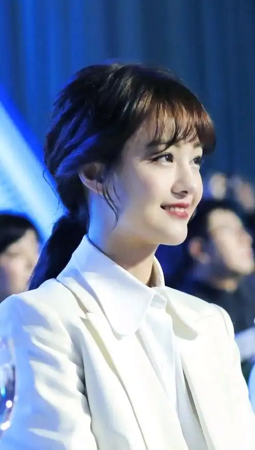 29岁郑爽还是那么的甜美穿白西装配白衬衫甜美中又不失正式感