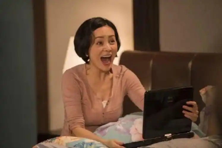 《家有儿女》里的鼠标张艺文也回归了,饰演的仍是张一山的好基友同甘