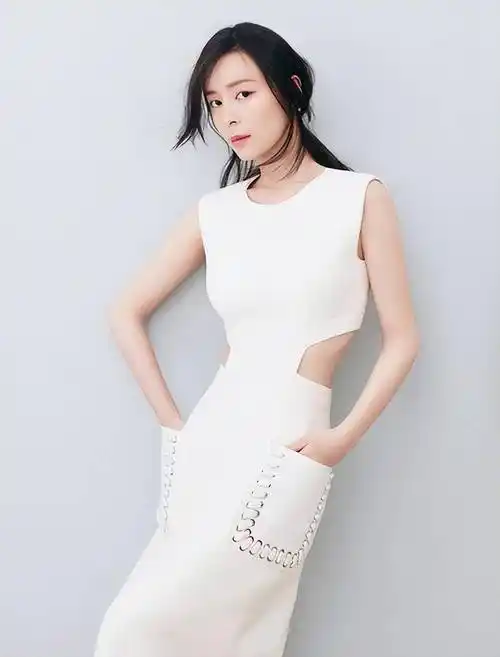 张静初难得秀身材,深v长裙那么透也敢穿,珠串点缀奢华又贵气_镂空