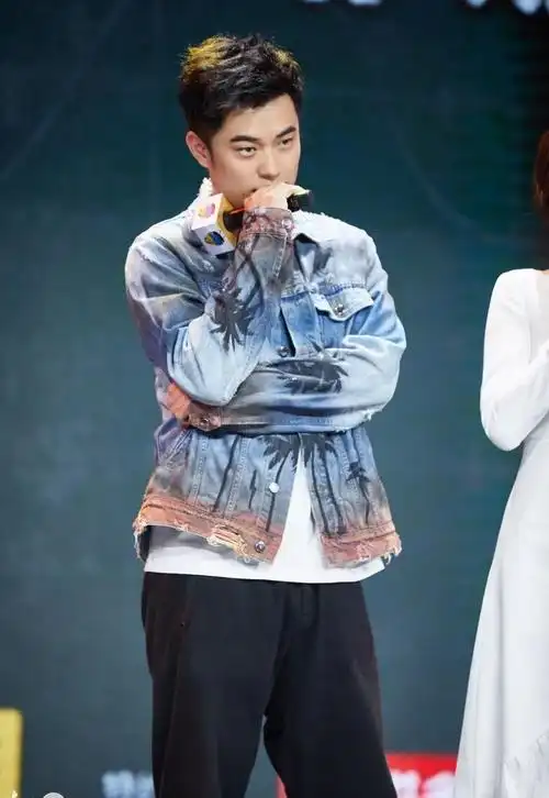 听到陈赫的笑声醉了,卫衣配球鞋顶多160,网友:还是那么贱!