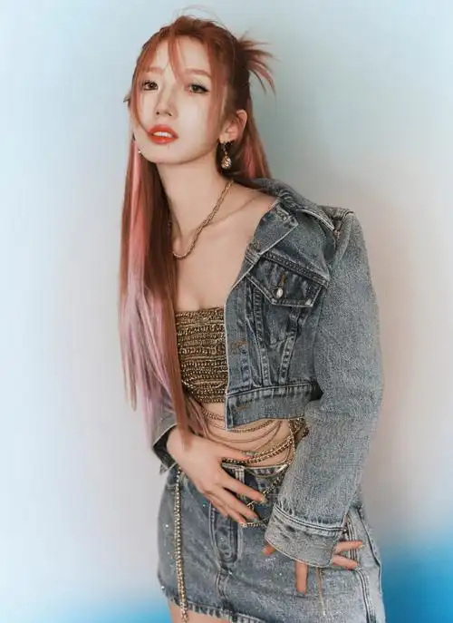 孟美岐超话61#孟美岐野生打歌舞台#    透明珠烫钻机车夹克搭配迷你