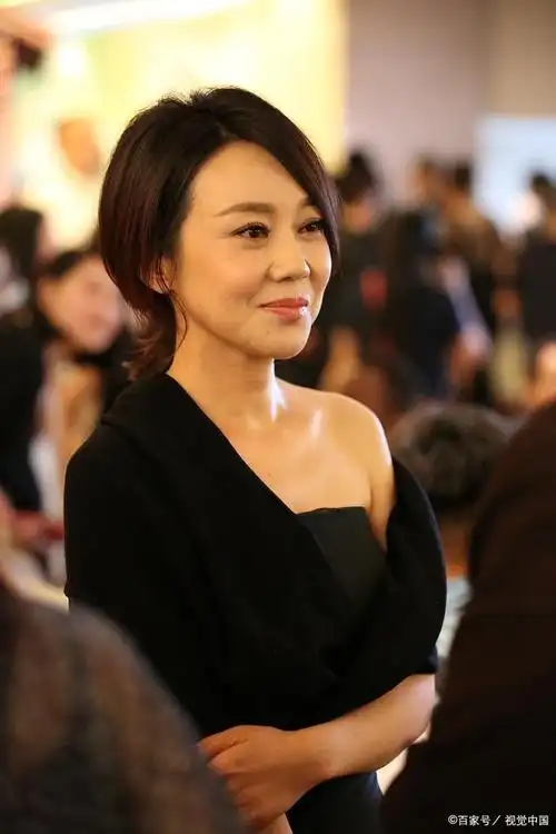 51岁逆生长,离婚后的闫妮迎来第二春,素颜照颜值依旧在线