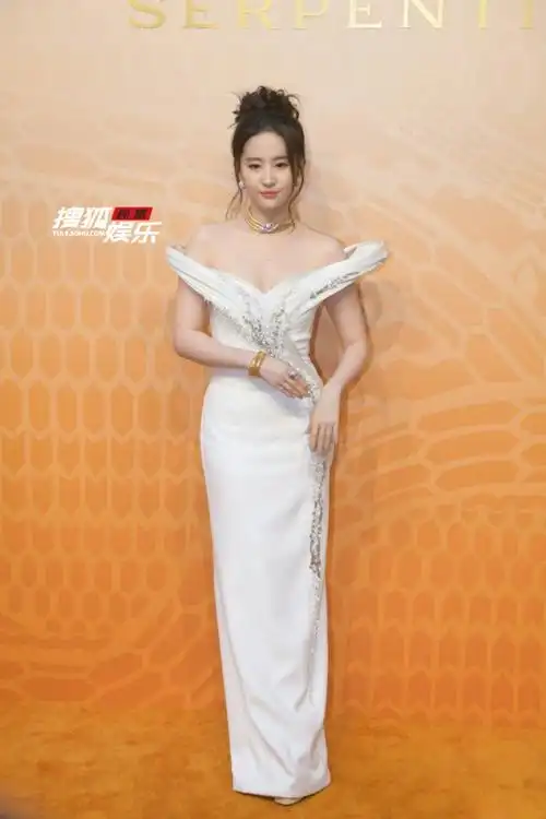 刘亦菲出席bvlgari宝格丽serpenti艺术展活动,品牌全球代言人身着