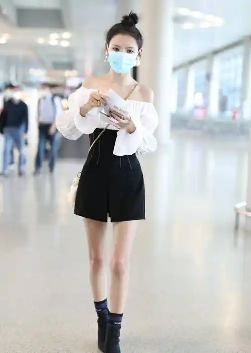 张予曦白色连衣裙搭配圆形礼帽,优雅动人,宛如精致的贵族女王_时尚