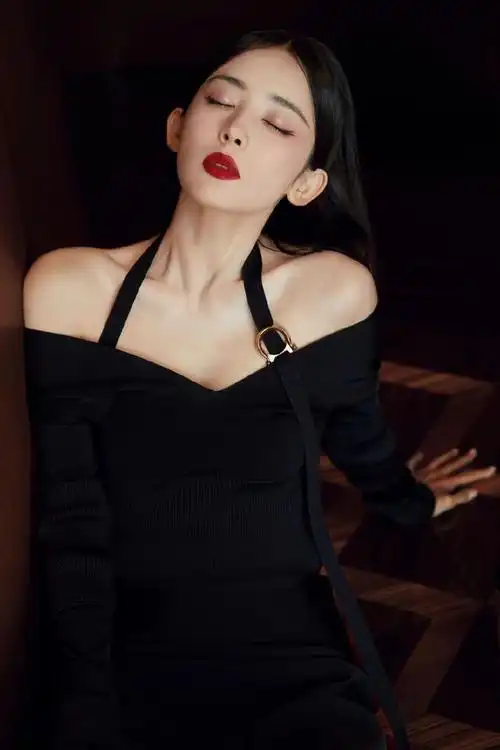 古力娜扎性感写真美图黑色开叉抹胸长裙,高雅冷艳,妖娆绝美