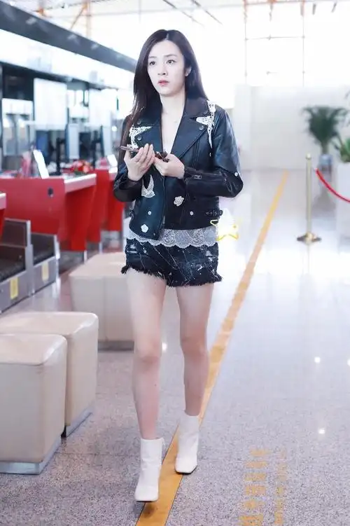 王晓晨穿黑色皮衣搭配牛仔短裤现身机场皮肤白皙,看脸好像长胖了
