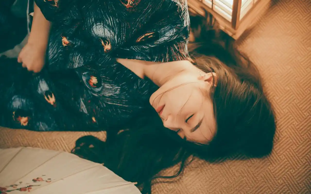 忧郁性感和服美女高清桌面壁纸