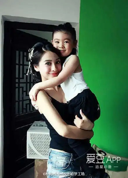 [angelababy][分享]161011 baby花式抱小孩!母爱十足孩子缘爆棚