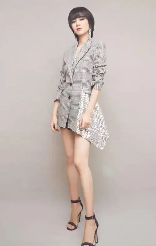 郁可唯的"牛奶服"神了,不仅秀出"粉笔腿",还得出45码的脚