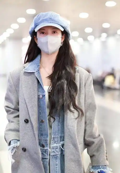 刘些宁机场街拍,灰色大衣配长款牛仔衬衫,打造时髦复古美_造型_时尚